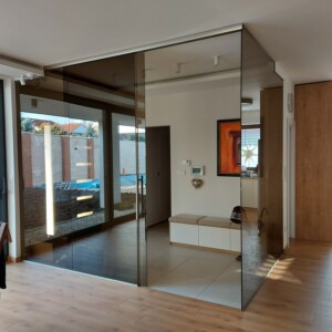 sklenená stena s posuvnými dverami z bronzového skla