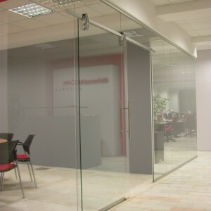 sklenená stena s posuvnými dverami z číreho skla