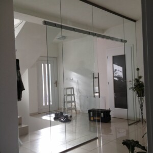 sklenená stena s posuvnými dverami z čírym sklom