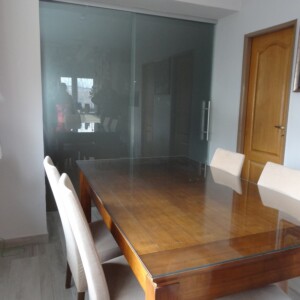 sklenená stena s posuvnými dverami z matného skla