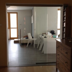 sklenená stena s posuvnými dverami z číreho skla