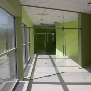 sklenená stena s posuvnými dverami z číreho skla