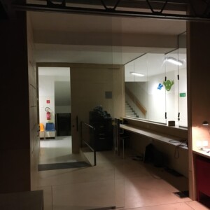 sklenená stena s posuvnými dverami z čírym sklom