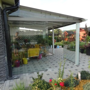 sklenená stena s posuvnými dverami z čírym sklom