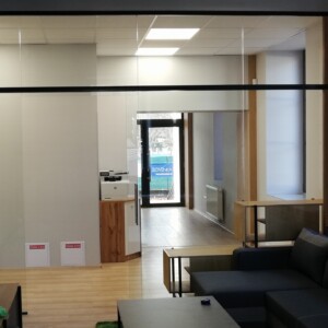 sklenená stena s posuvnými dverami z čírym sklom