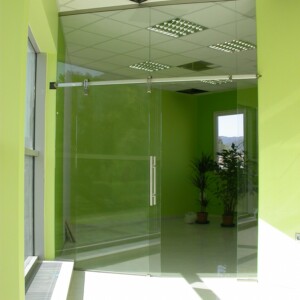 sklenená stena s posuvnými dverami z číreho skla