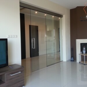 sklenená stena s posuvnými dverami z číreho skla