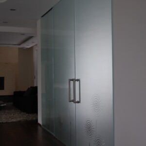 sklenená stena s posuvnými dverami zo vzorovaných sklom