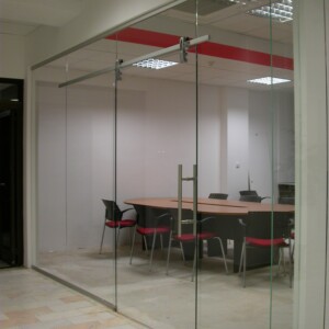 sklenená stena s posuvnými dverami z čírym sklom