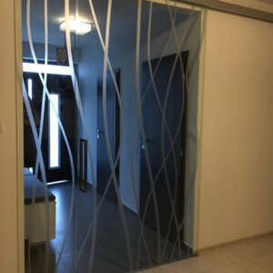 sklenená stena s posuvnými dverami z čírym sklom s polepom