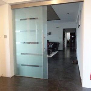 sklenená deliaca stena s posuvnými dverami zo vzorovaných sklom