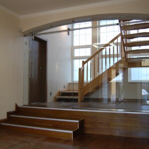 sklenená stena s posuvnými dverami z čírym sklom