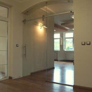 sklenená stena s posuvnými dverami z číreho skla