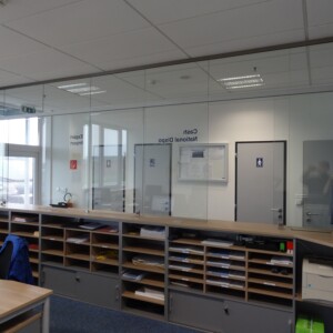 sklenená stena s posuvnými dverami z čírym sklom