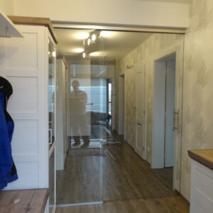 sklenená stena s posuvnými dverami z číreho skla