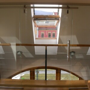 sklenená stena s posuvnými dverami z číreho skla