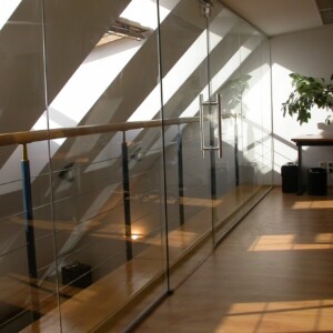 sklenená stena s posuvnými dverami z číreho skla