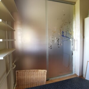 sklenená stena s posuvnými dverami zo vzorovaných sklom