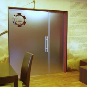 sklenená stena s posuvnými dverami z matného skla