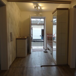 sklenená stena s posuvnými dverami z číreho skla