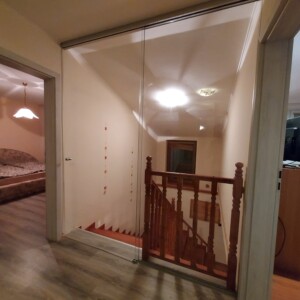 sklenená stena s posuvnými dverami z číreho skla