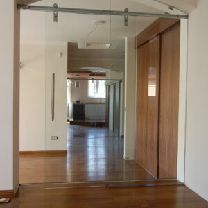 sklenená stena s posuvnými dverami z čírym sklom