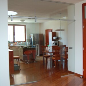 sklenená stena s posuvnými dverami z číreho skla