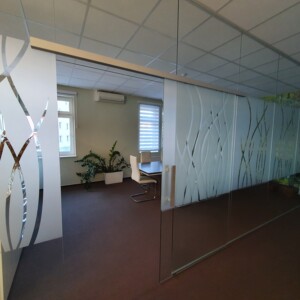 sklenená stena s posuvnými dverami zo vzorovaných sklom