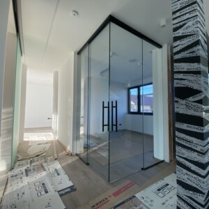 sklenená stena s posuvnými dverami z číreho skla