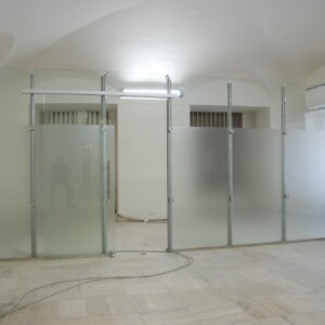 sklenená stena s posuvnými dverami zo vzorovaných sklom