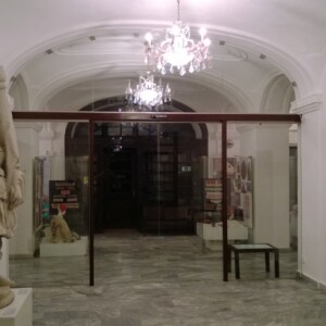 sklenená stena s posuvnými dverami z čírym sklom