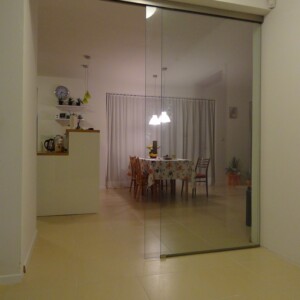 sklenená stena s posuvnými dverami z čírym sklom