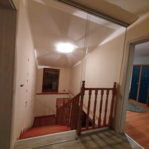 sklenená stena s posuvnými dverami z číreho skla