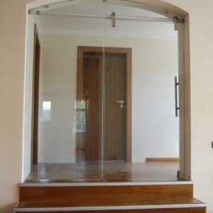 sklenená stena s posuvnými dverami z čírym sklom