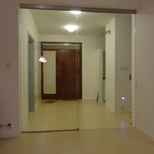 sklenená stena s posuvnými dverami z číreho skla