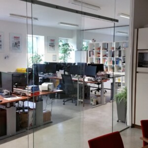 sklenená stena s posuvnými dverami z čírym sklom