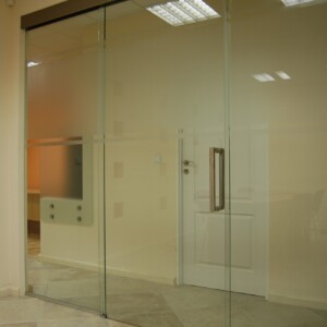 sklenená stena s posuvnými dverami z číreho skla