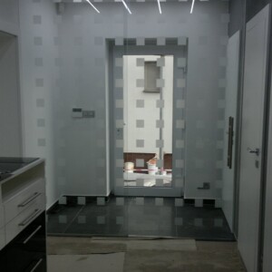 sklenená stena s otočnými dverami so vzorovaného skla