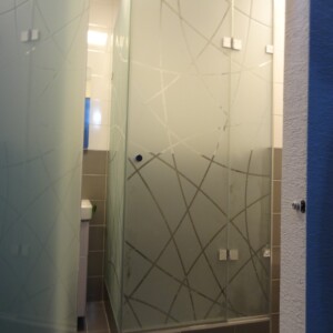 sklenený sprchový kút s otočnými dverami na mieru