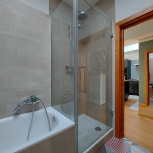 sklenený sprchový kút s otočnými dverami na mieru