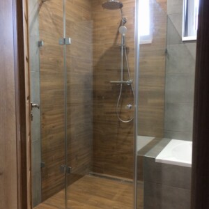 sklenený sprchový kút s otočnými dverami na mieru