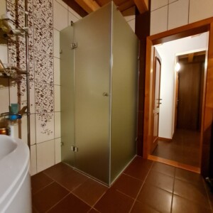 sklenený sprchový kút s otočnými dverami na mieru