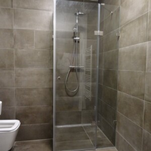 sklenený sprchový kút s otočnými dverami na mieru