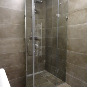 sklenený sprchový kút s otočnými dverami na mieru