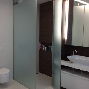 sklenený sprchový kút s otočnými dverami na mieru