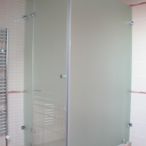 sklenený sprchový kút s otočnými dverami na mieru