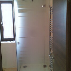 sklenený sprchový kút s otočnými dverami na mieru