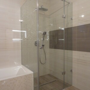 sklenený sprchový kút s otočnými dverami na mieru