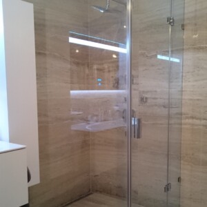 sklenený sprchový kút s otočnými dverami na mieru