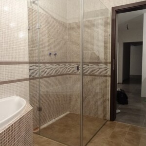 sklenený sprchový kút s otočnými dverami na mieru